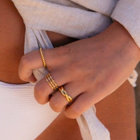 TWISTED SHAPED STEEL RING