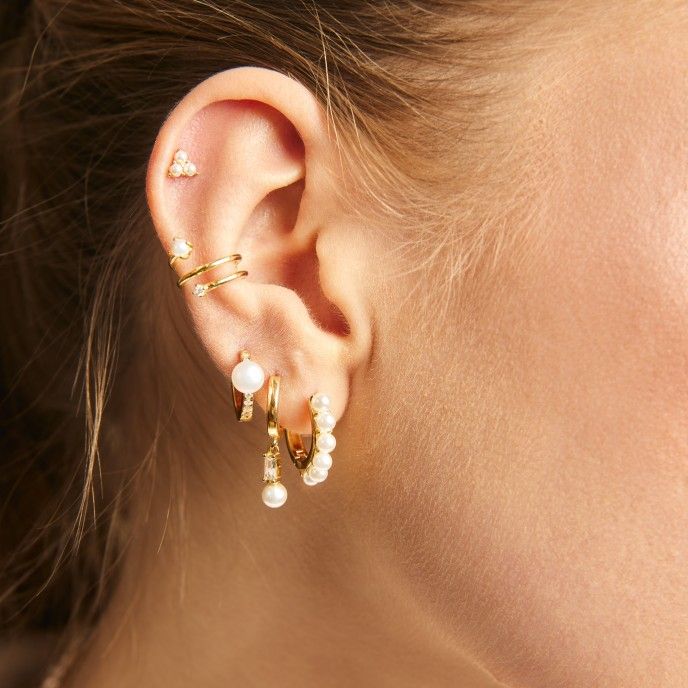 SILVER HOOPS WITH PEARLS