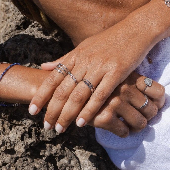 ANILLO DE ACERO CON CORAZONES