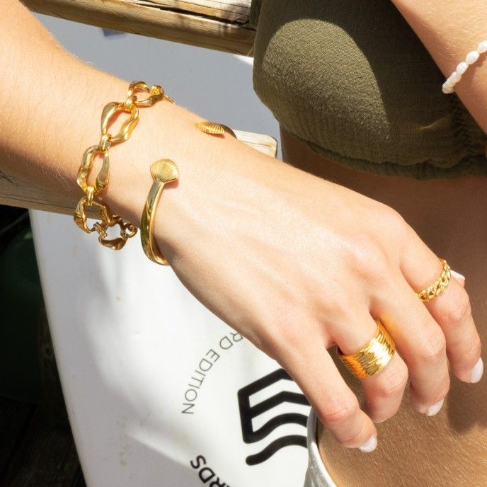 PULSERA RGIDA DE ACERO CON CONCHAS