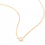 Metal chapado en oro con circonita blanca.