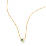 Metal chapado en oro con circonita verde.